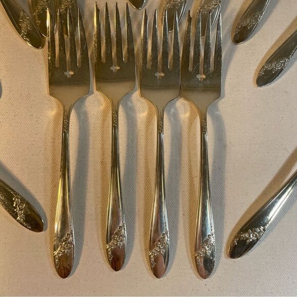 12 salad forks Oneida Tudor Plate QUEEN BESS II Vintage 1946 Silver Plate - Picture 13 of 15